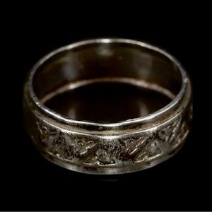 Signed - Blake & Velma Lesansee,
Zuni Vntg Sterling Silver Etched Band / Ring